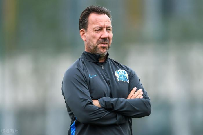  离谱！那不勒斯赛前复出首秀克里夫兰骑士赛前官宣签约，转会期费耶诺德调整名单以备德甲